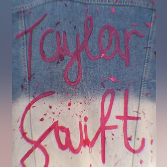 VINTAGE CUSTOM HAND PAINTED TAYLOR SWIFT BLUE & PINK  DENIM JACKET SIZE SMALL - Picture 2 of 5